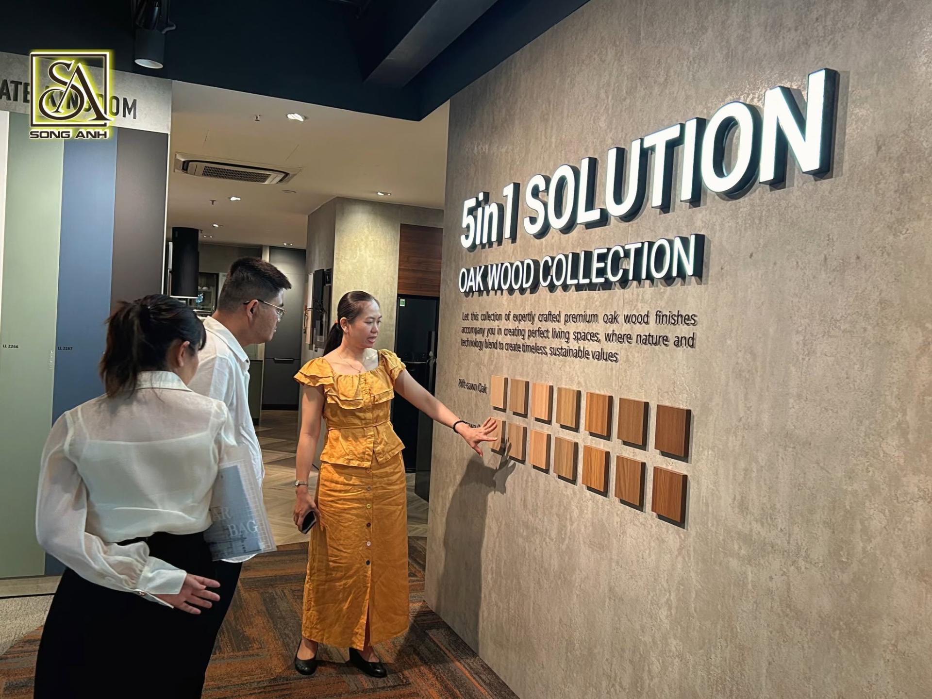 Đội ngũ Song Anh trực tiếp kiểm tra mẫu gỗ công nghiệp tại showroom.