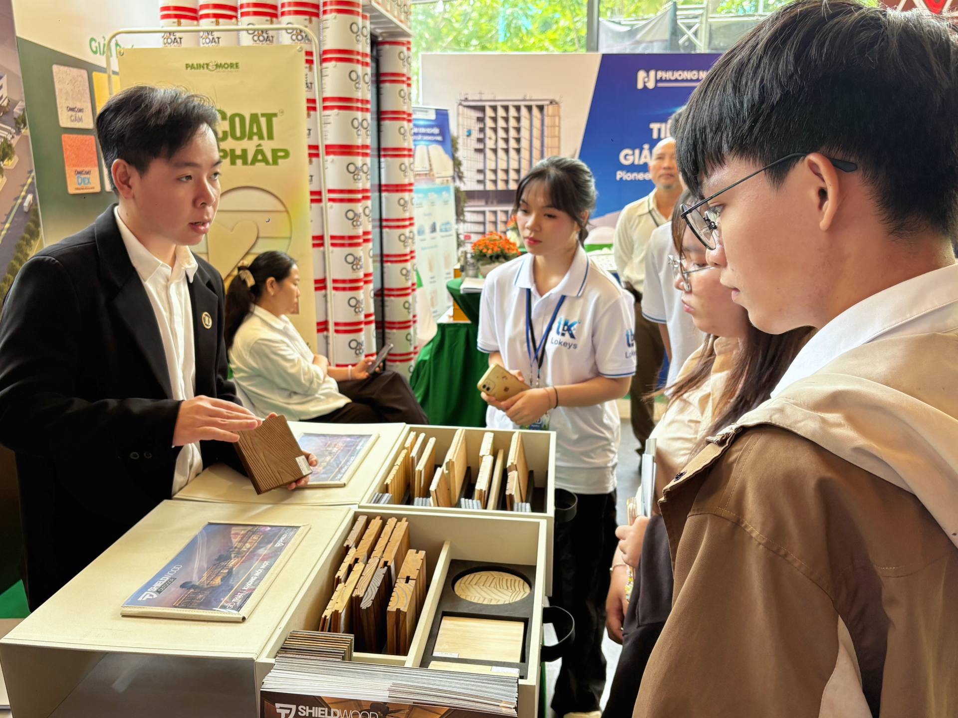 Kiến trúc sư Song Anh trao đổi với các đơn vị triển lãm về vật liệu xanh và công nghệ xây dựng bền vững.