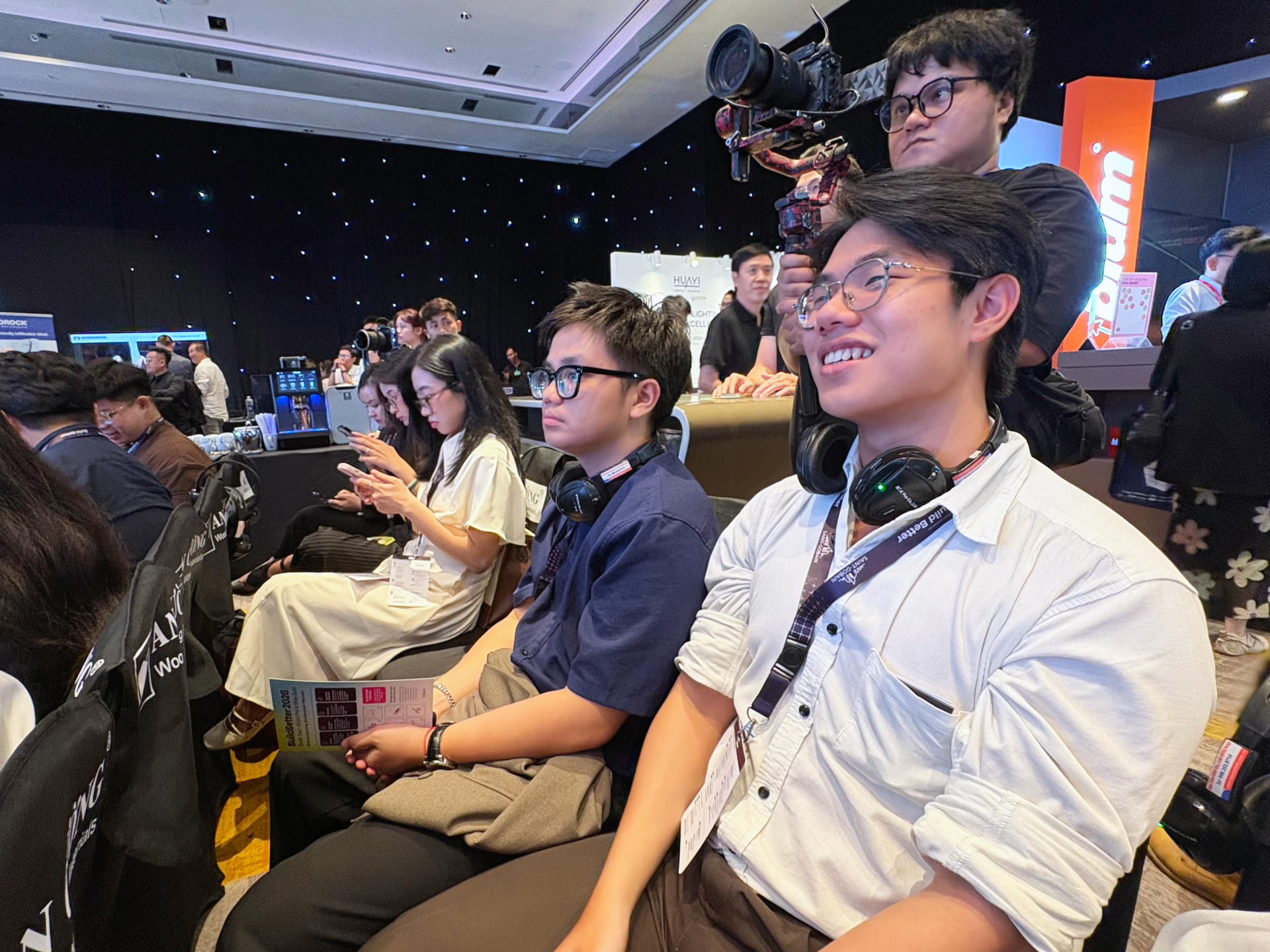Song Anh team follows professional discussions at Build Better HCMC 2026.